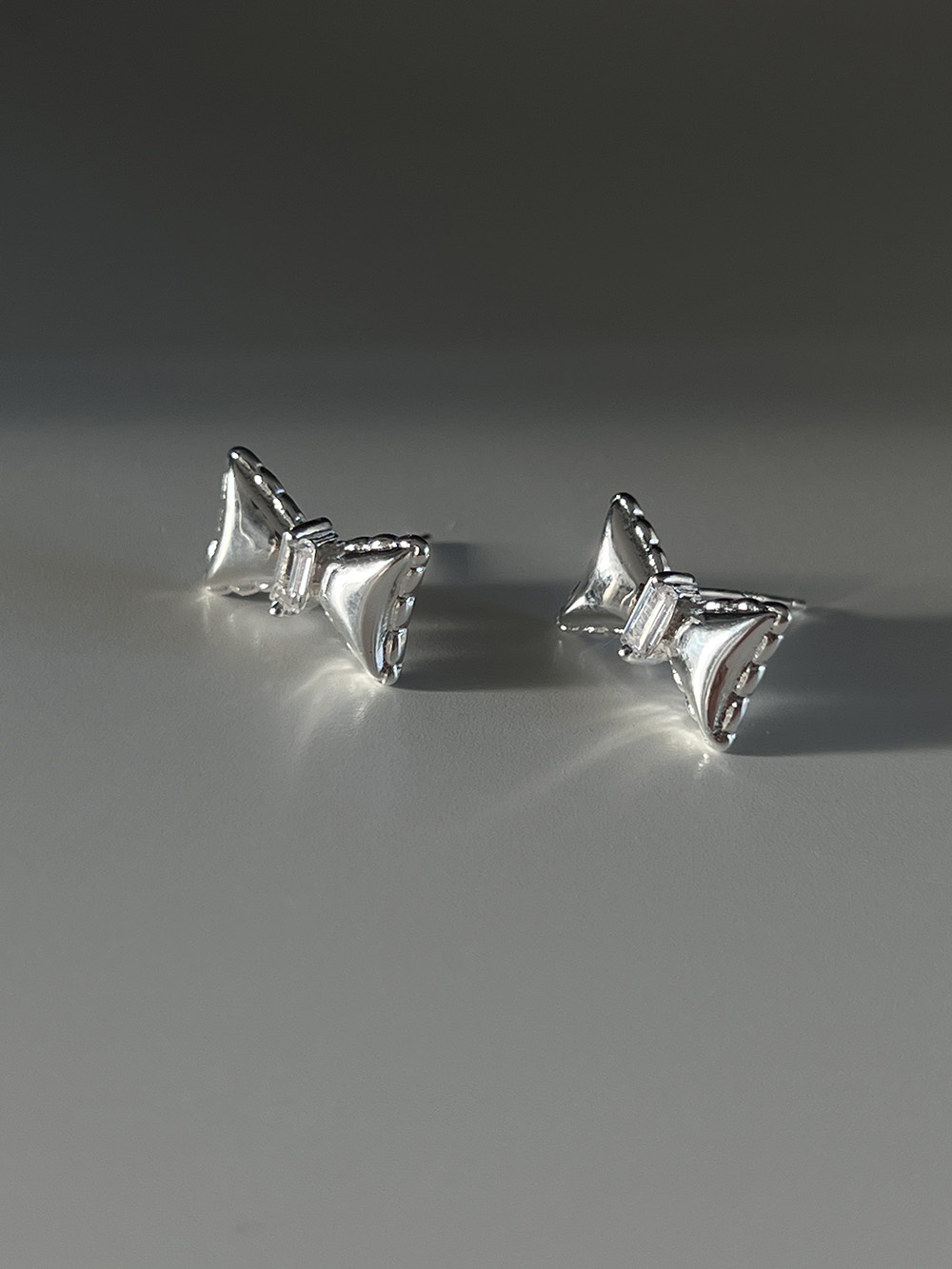 [92.5 silver] Sparkle ribbon earring